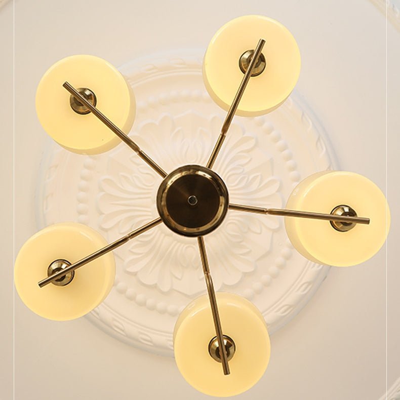 Przytulia Dom | Złoty Żyrandol do Jadalni – Designerska Lampa Sufitowa Vintage z Kloszami Szklanymi E27