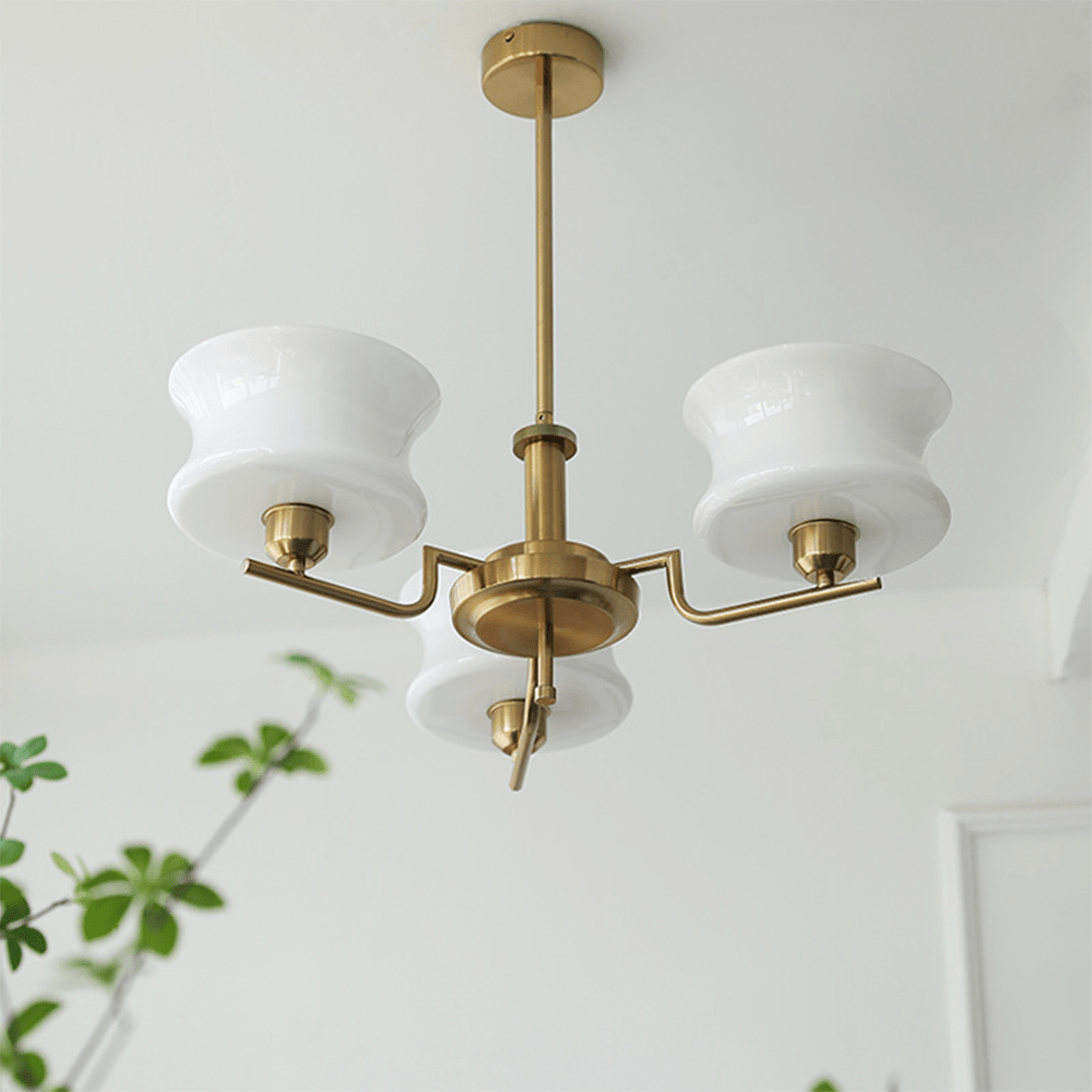 Przytulia Dom | Złoty Żyrandol do Jadalni – Designerska Lampa Sufitowa Vintage z Kloszami Szklanymi E27