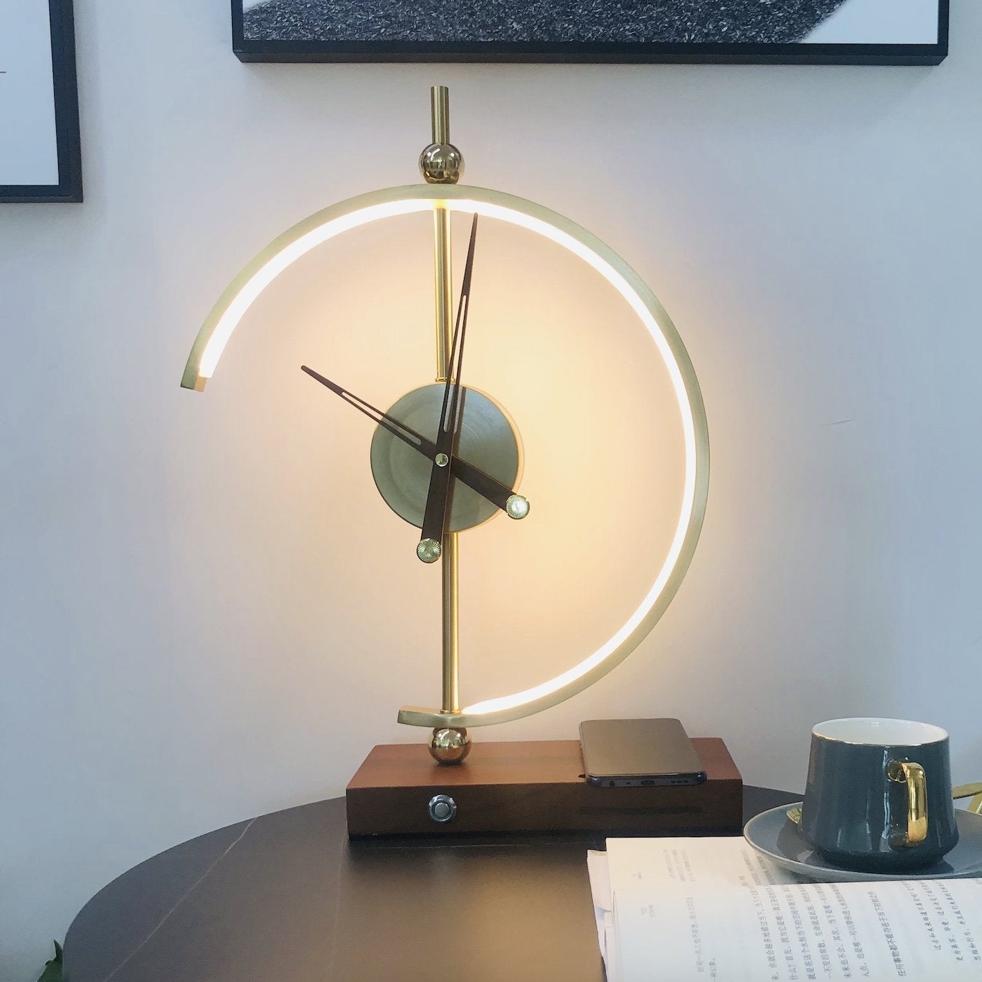 Przytulia Dom | Lampa LED z Zegarem i Ładowaniem Bezprzewodowym – Nowoczesny Design – Do Biura i Sypialni