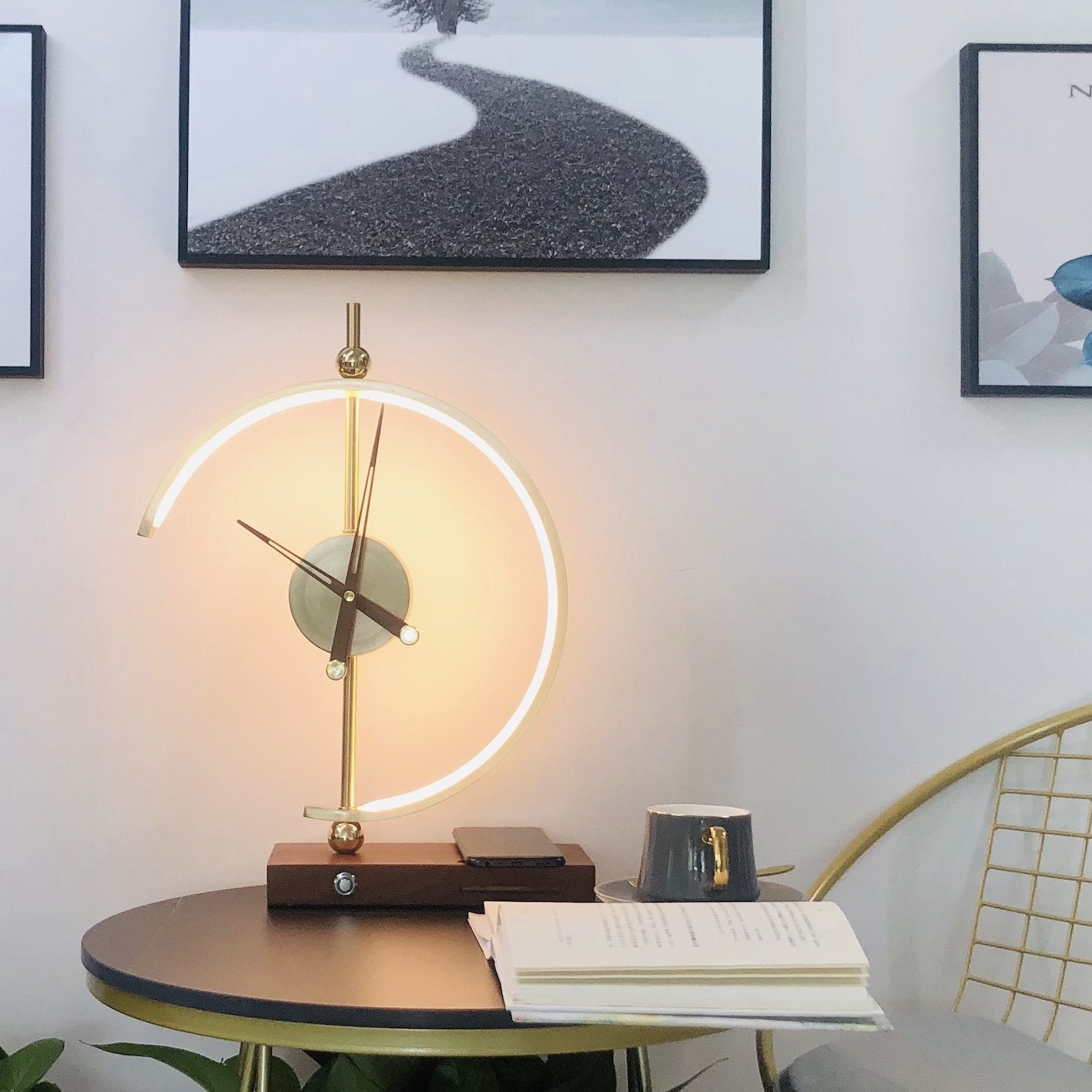 Przytulia Dom | Lampa LED z Zegarem i Ładowaniem Bezprzewodowym – Nowoczesny Design – Do Biura i Sypialni