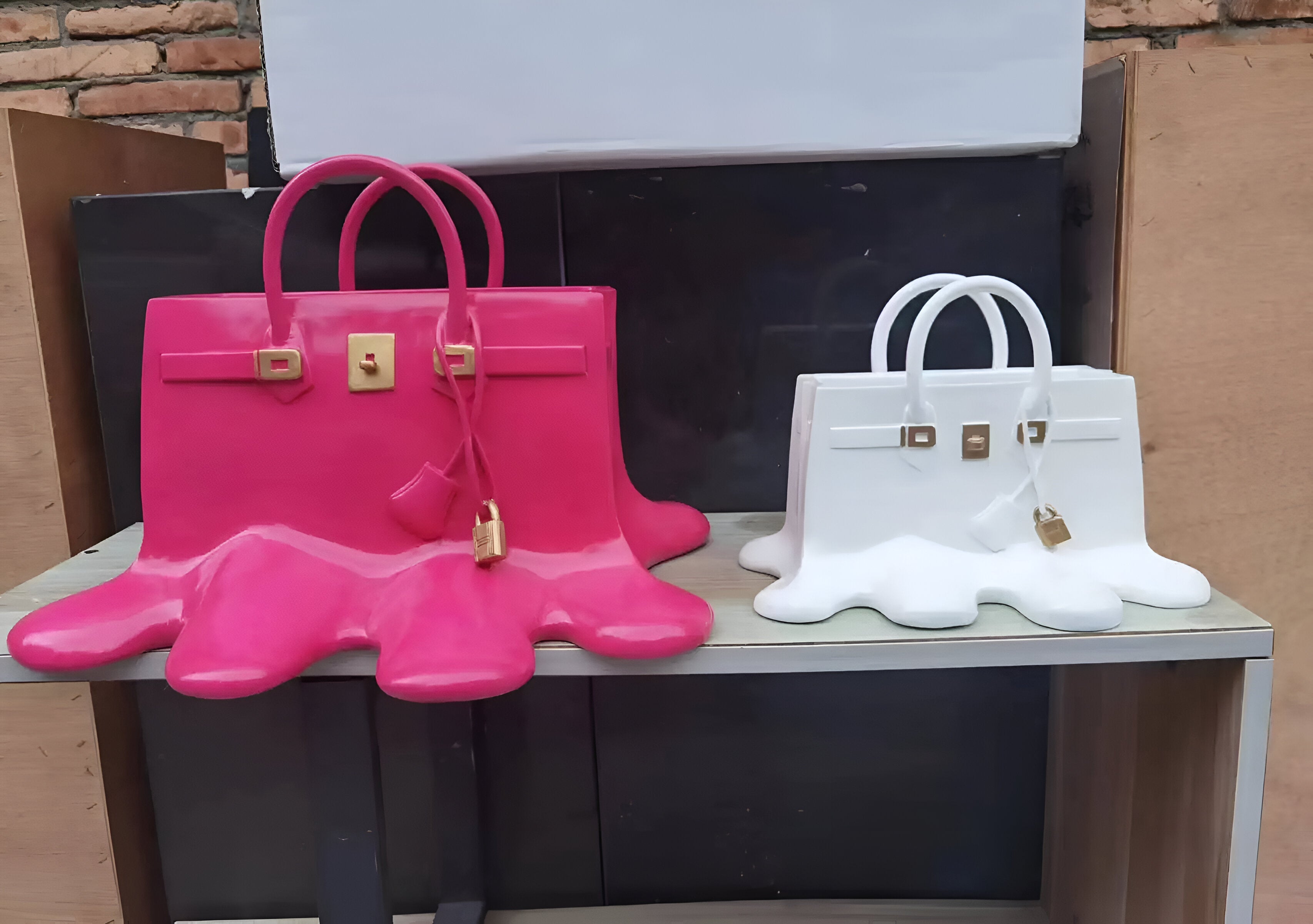 Przytulia Dom | Dekoracyjny Wazon w Kształcie Torebki – Designerski Wazon z Żywicy 28 cm