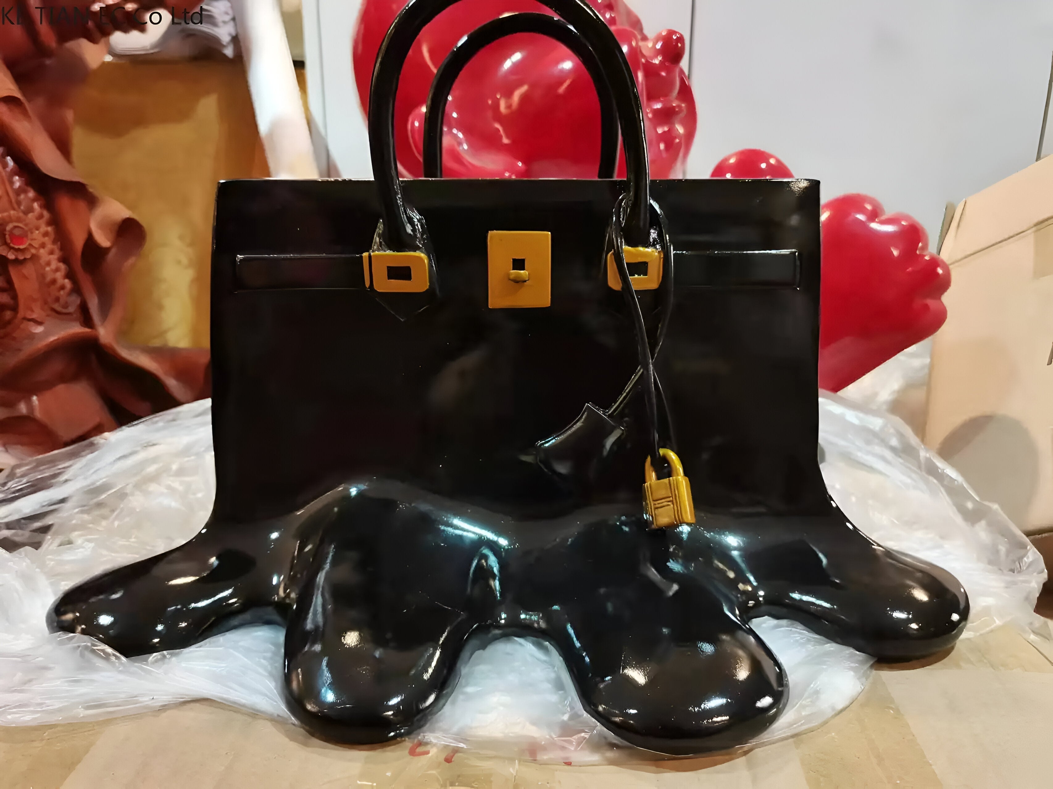 Przytulia Dom | Dekoracyjny Wazon w Kształcie Torebki – Designerski Wazon z Żywicy 28 cm
