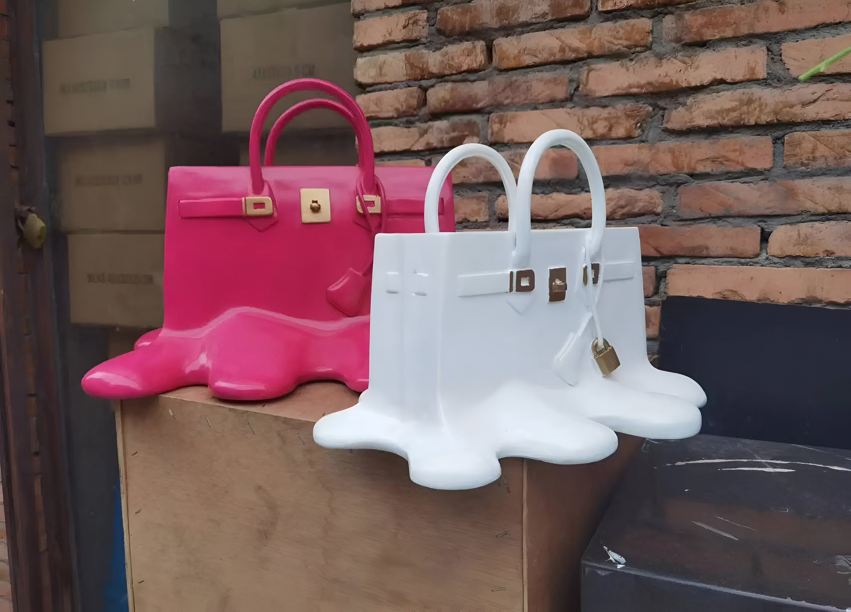 Przytulia Dom | Dekoracyjny Wazon w Kształcie Torebki – Designerski Wazon z Żywicy 28 cm