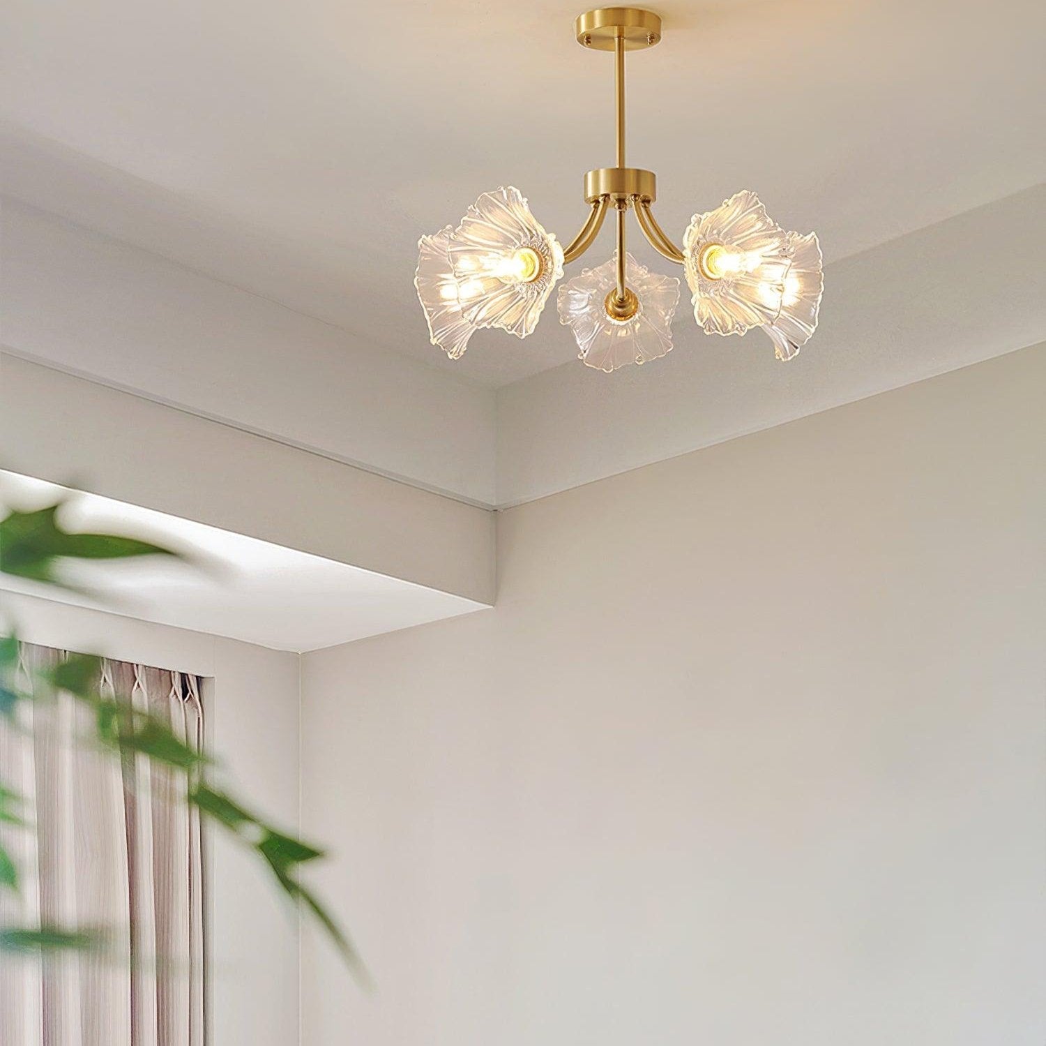 Przytulia Dom | Szklany Żyrandol w Kształcie Kwiatu – Designerska Lampa Sufitowa z Kloszami Szklanymi E27