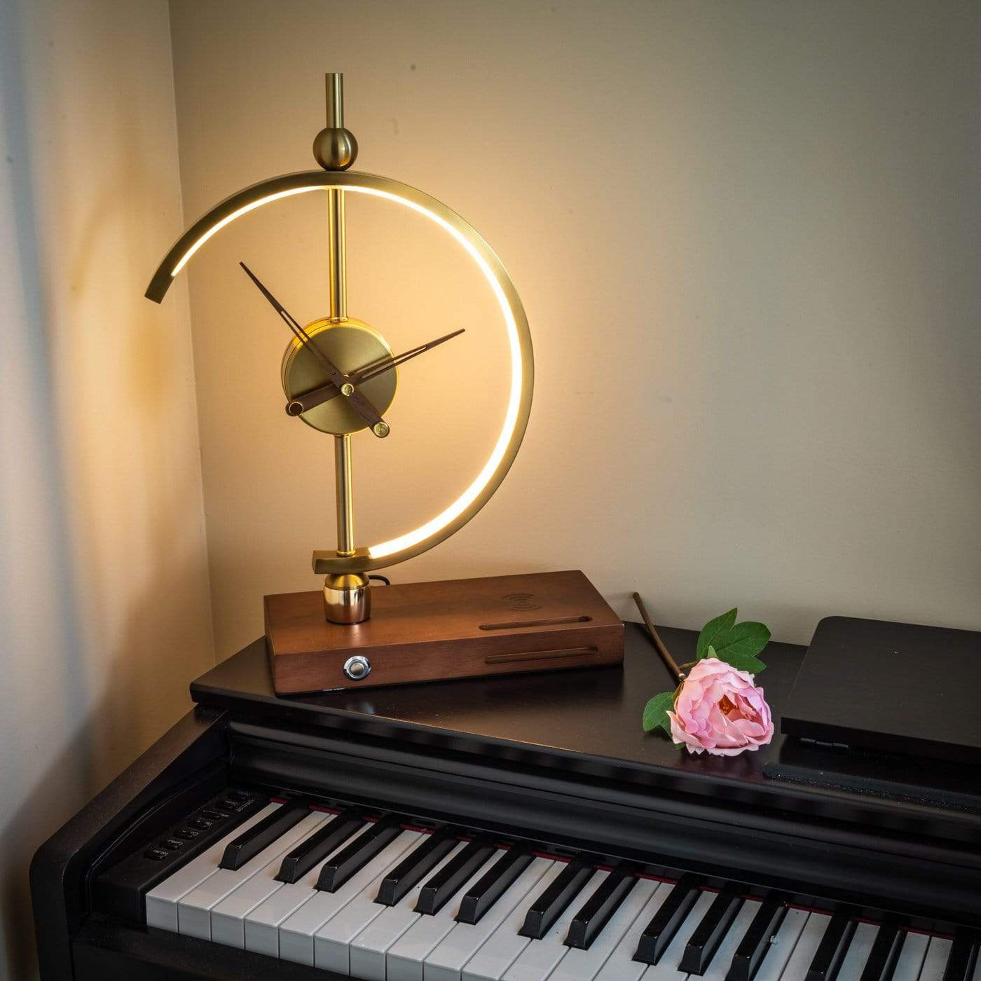 Przytulia Dom | Lampa LED z Zegarem i Ładowaniem Bezprzewodowym – Nowoczesny Design – Do Biura i Sypialni