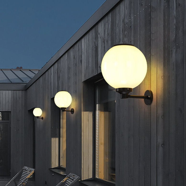 Przytulia Dom | Zewnętrzna Lampa Ścienna Solarna LED Wodoodporna 5–8W – Kula Ogrodowa Aluminium