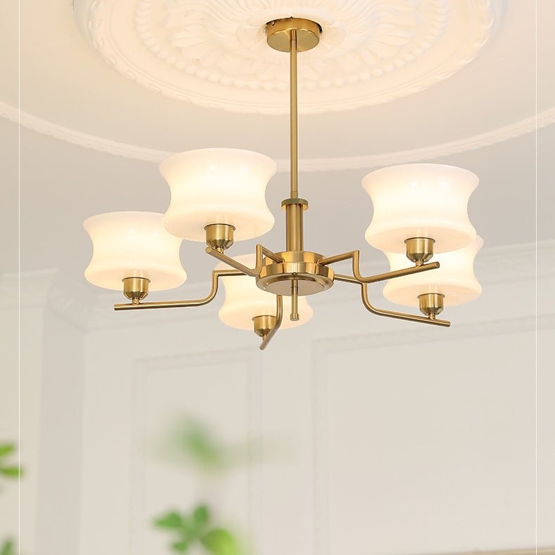 Przytulia Dom | Złoty Żyrandol do Jadalni – Designerska Lampa Sufitowa Vintage z Kloszami Szklanymi E27