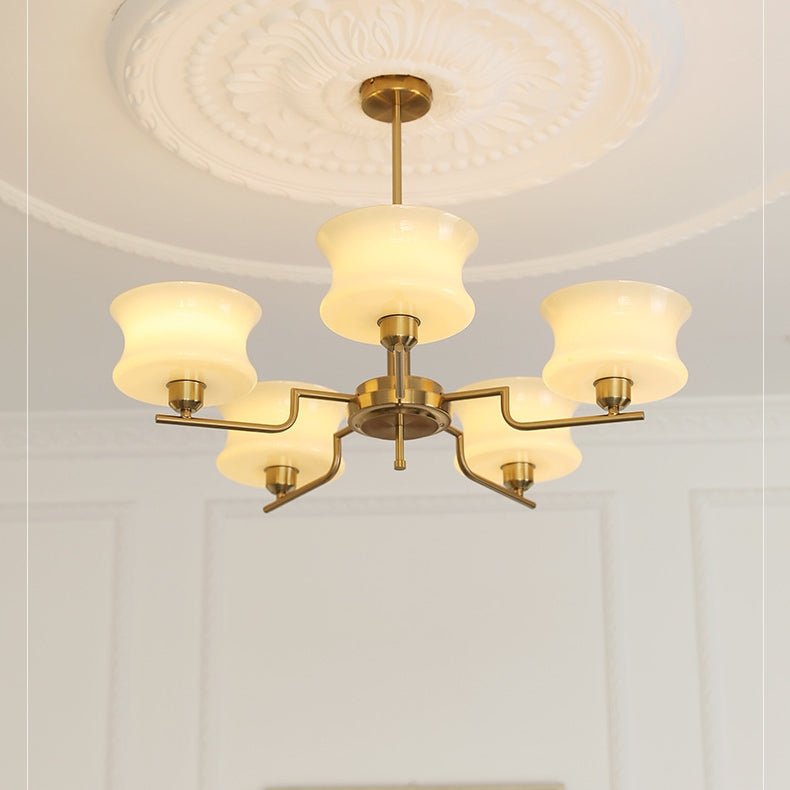 Przytulia Dom | Złoty Żyrandol do Jadalni – Designerska Lampa Sufitowa Vintage z Kloszami Szklanymi E27