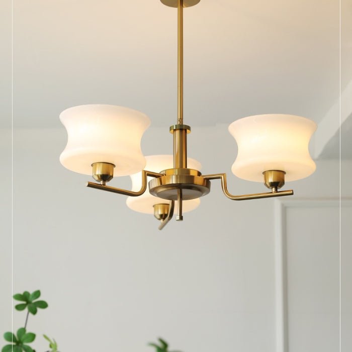 Przytulia Dom | Złoty Żyrandol do Jadalni – Designerska Lampa Sufitowa Vintage z Kloszami Szklanymi E27