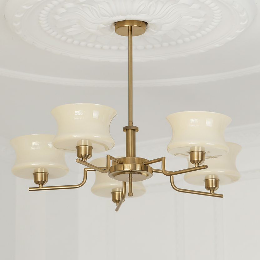 Przytulia Dom | Złoty Żyrandol do Jadalni – Designerska Lampa Sufitowa Vintage z Kloszami Szklanymi E27