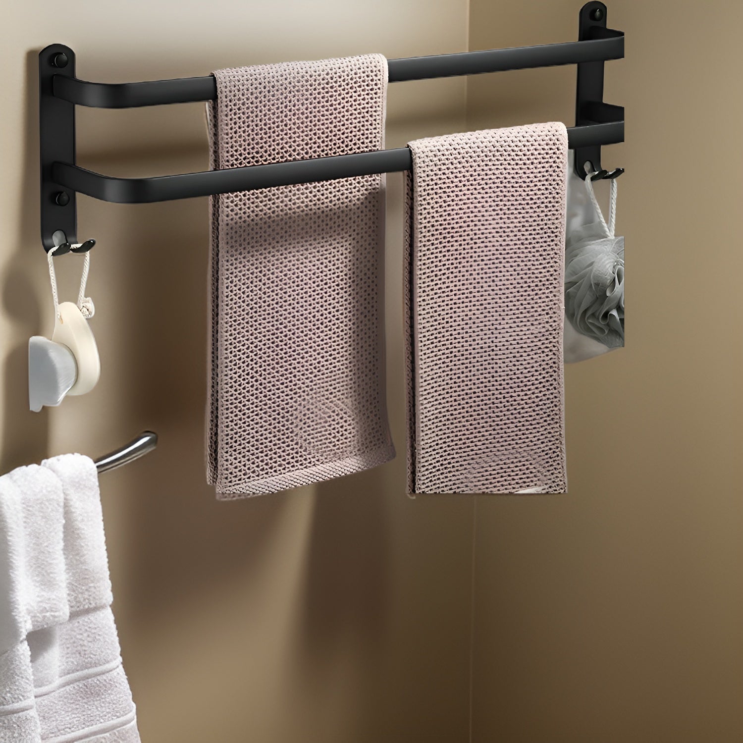 Przytulia Dom | 3-Poziomowy Wieszak na Ręczniki do Montażu na Ścianie – Aluminiowa Półka Łazienkowa 40–60 cm