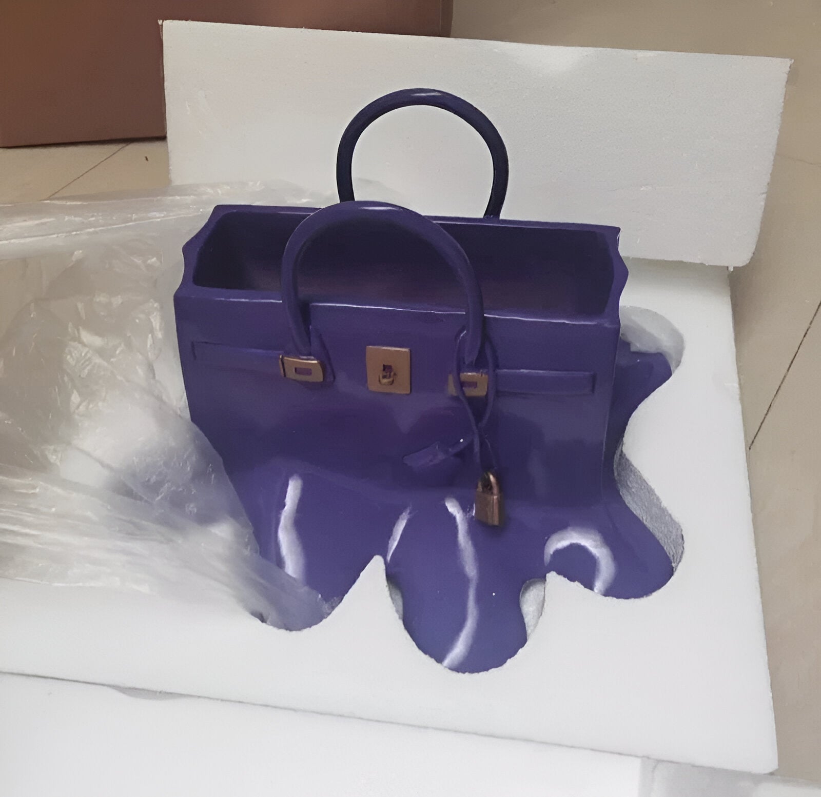 Przytulia Dom | Dekoracyjny Wazon w Kształcie Torebki – Designerski Wazon z Żywicy 28 cm