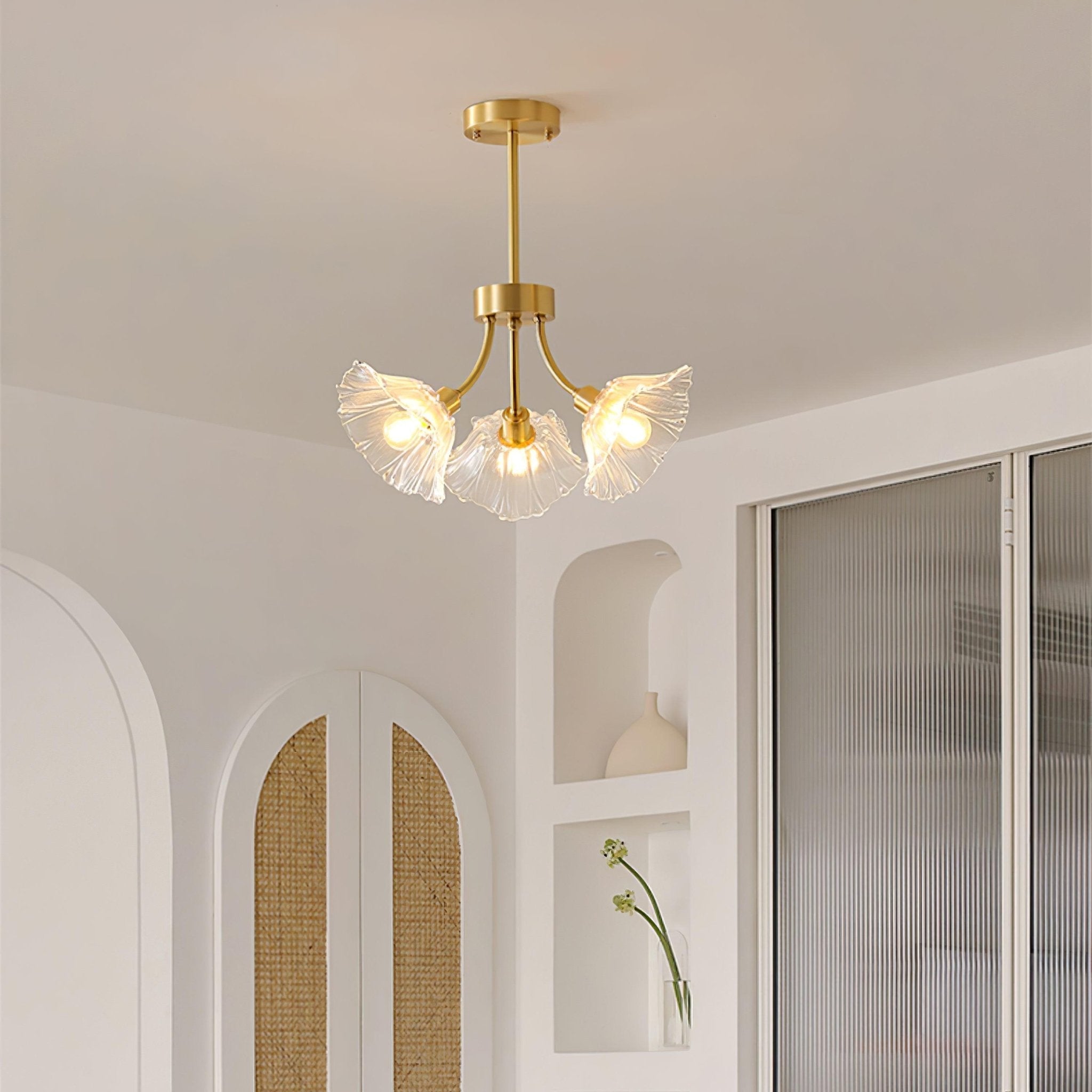 Przytulia Dom | Szklany Żyrandol w Kształcie Kwiatu – Designerska Lampa Sufitowa z Kloszami Szklanymi E27