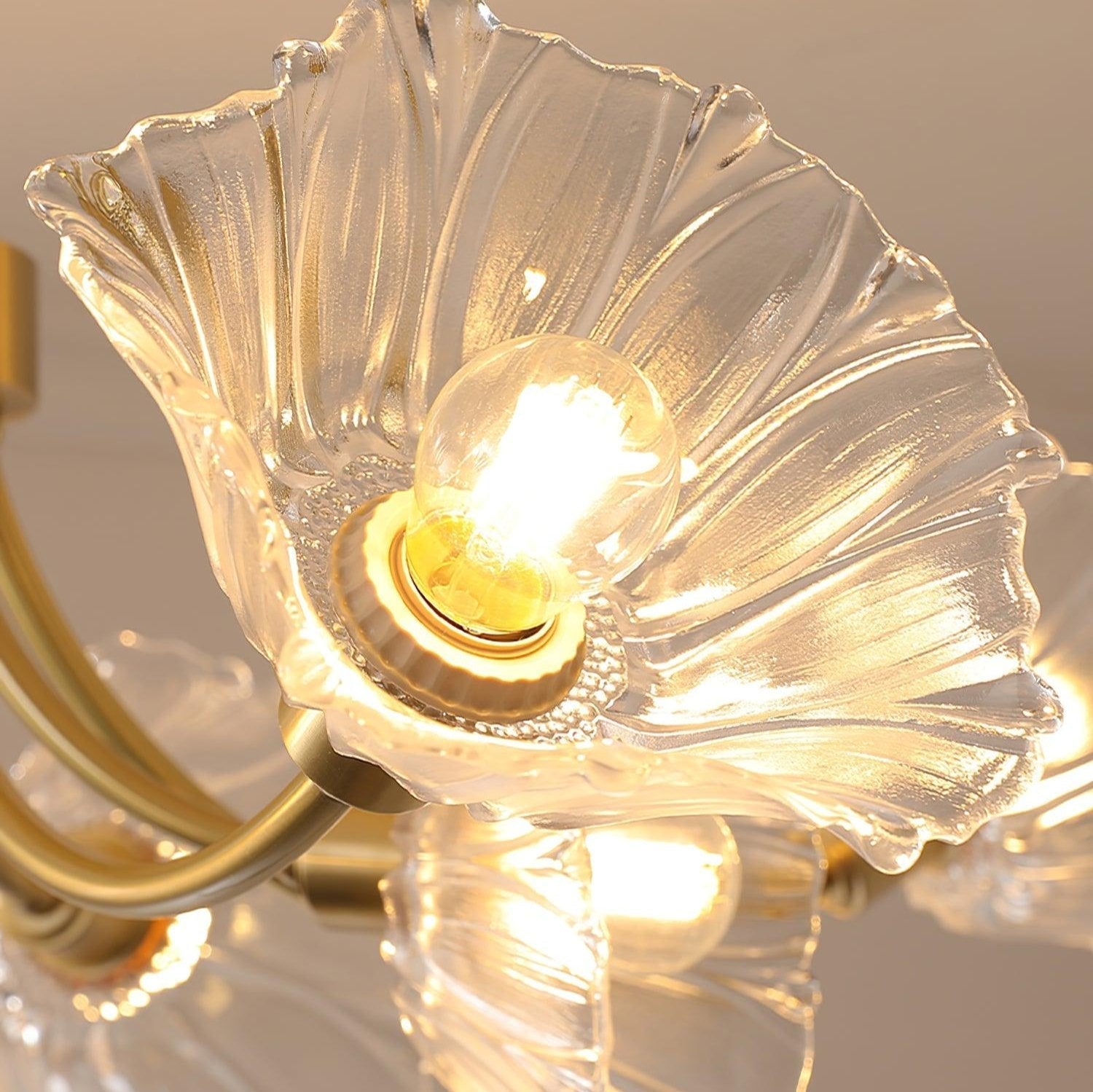 Przytulia Dom | Szklany Żyrandol w Kształcie Kwiatu – Designerska Lampa Sufitowa z Kloszami Szklanymi E27