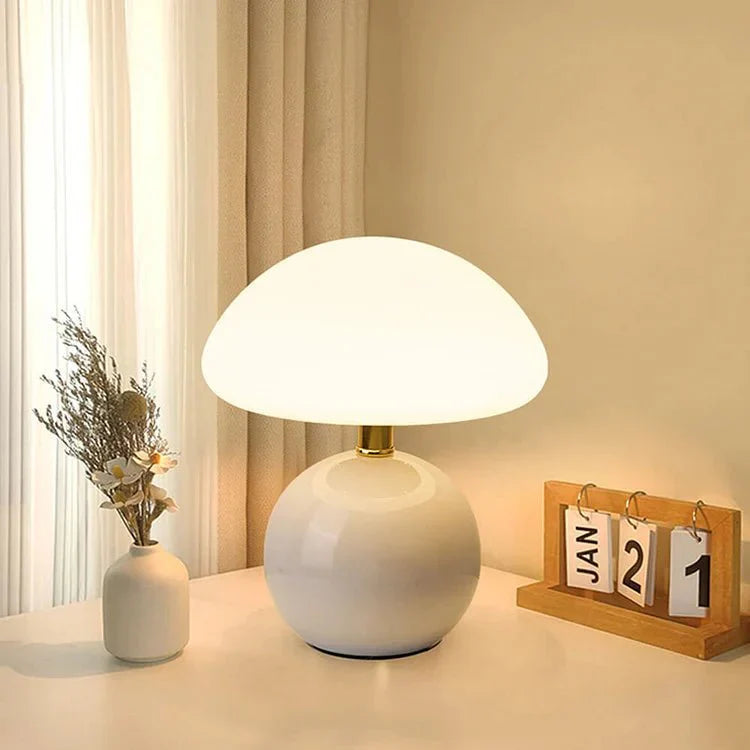 Przytulia Dom | Lampa Stołowa w Kształcie Grzybka – Regulowane Oświetlenie LED – Dekoracyjny Styl do Sypialni i Salonu